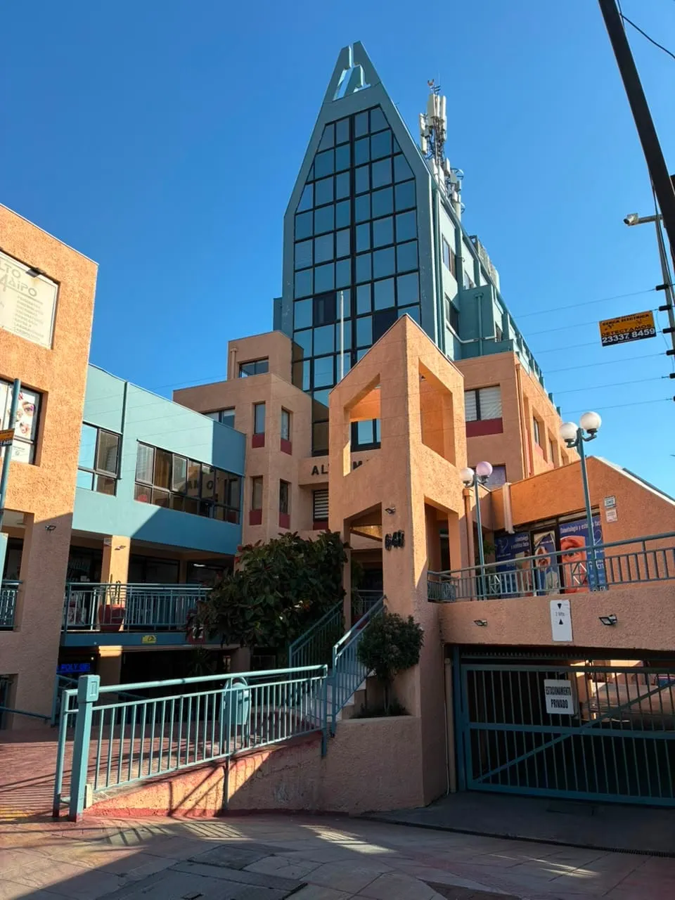 Fachada del Edificio Lustrín, en Av. Concha y Toro 648, Puente Alto