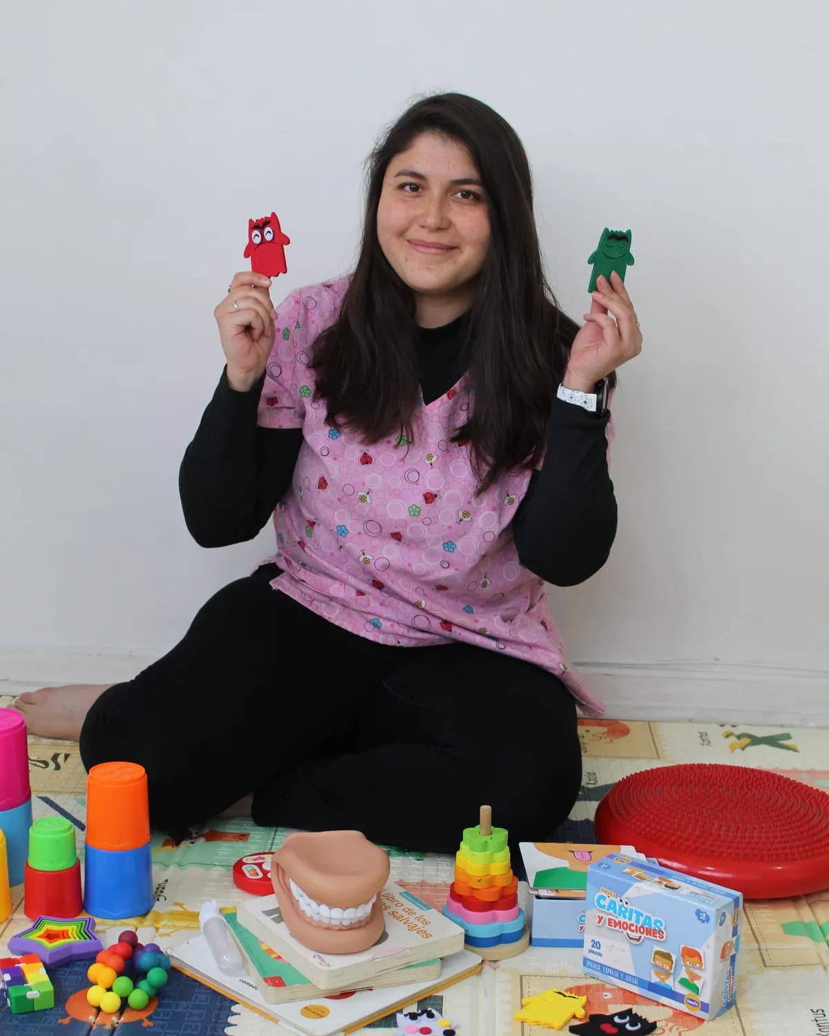 Catalina Pastén, psicóloga, con material de trabajo sobre emociones en la sala de FonoSer
