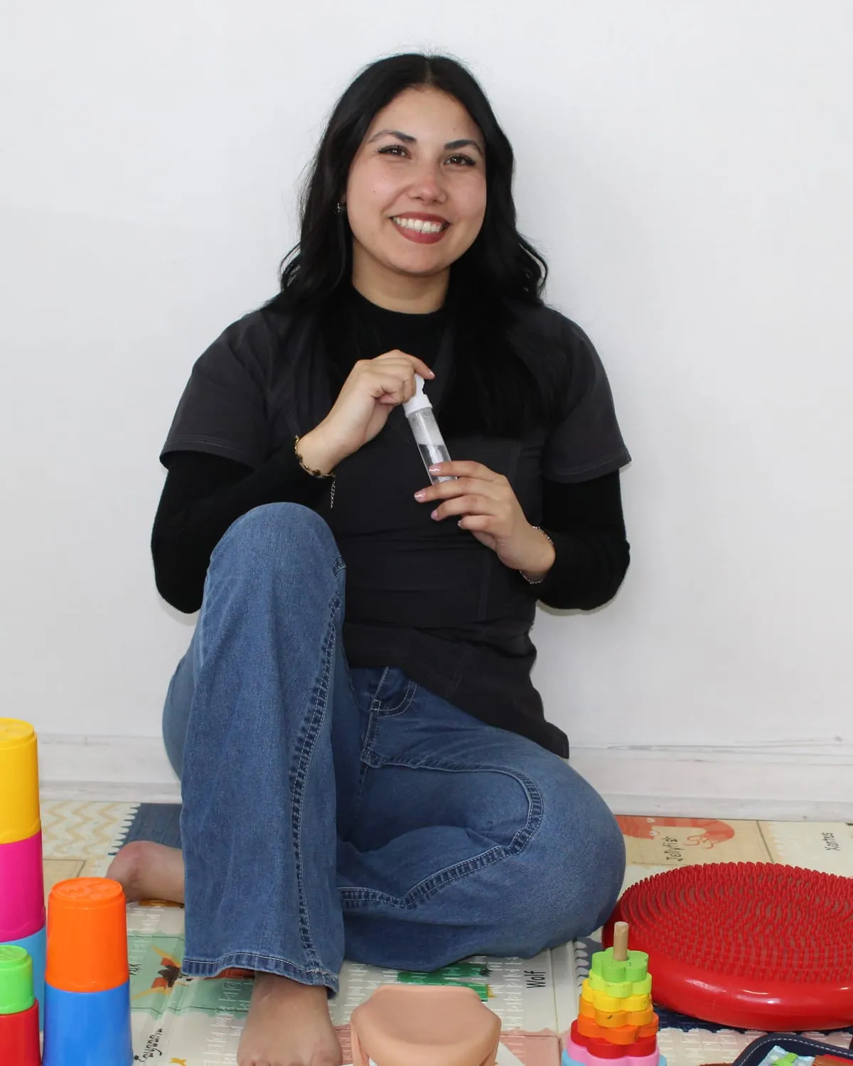 Daniela Vilaza, terapeuta ocupacional, en la sala de FonoSer con material de trabajo